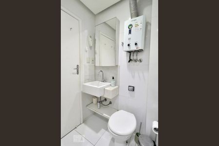 Banheiro. de kitnet/studio para alugar com 1 quarto, 35m² em Copacabana, Rio de Janeiro
