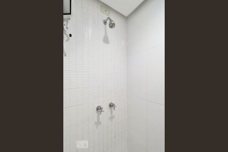 Banheiro. de kitnet/studio para alugar com 1 quarto, 35m² em Copacabana, Rio de Janeiro