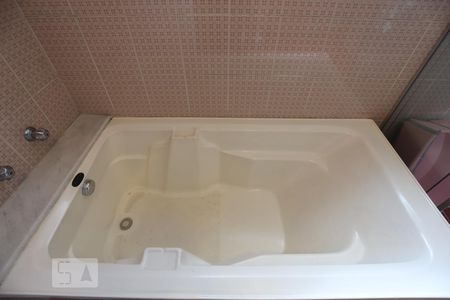 Casa à venda com 500m², 3 quartos e 5 vagasBanheiro da Suíte 2