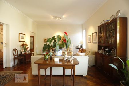 Sala de Estar de casa à venda com 3 quartos, 500m² em Pacaembu, São Paulo