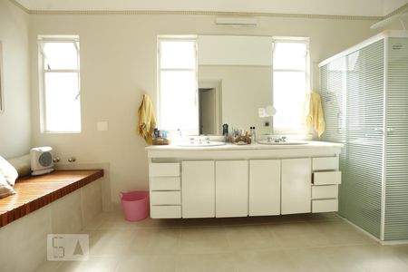 Casa à venda com 500m², 3 quartos e 5 vagasBanheiro da Suíte 1