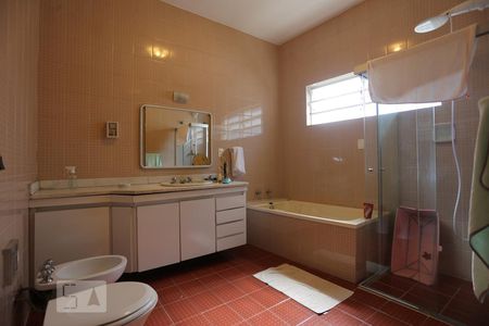 Casa à venda com 500m², 3 quartos e 5 vagasBanheiro da Suíte 2