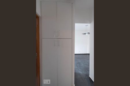 Roupeiro Corredor  de apartamento para alugar com 2 quartos, 54m² em Vila São Paulo, São Paulo