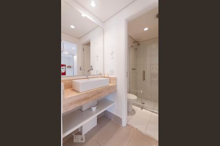 Banheiro de apartamento à venda com 1 quarto, 34m² em Centro, Campinas