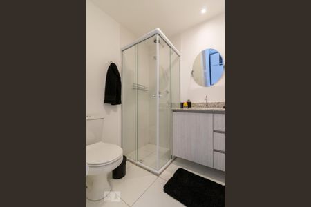 Banheiro de kitnet/studio para alugar com 1 quarto, 36m² em Tamboré, Barueri