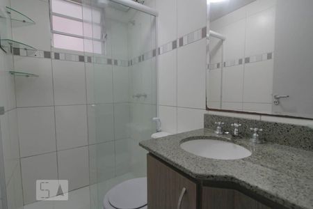 Banheiro de apartamento para alugar com 2 quartos, 49m² em Hauer, Curitiba
