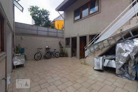 Casa para alugar com 336m², 6 quartos e 3 vagasQuintal