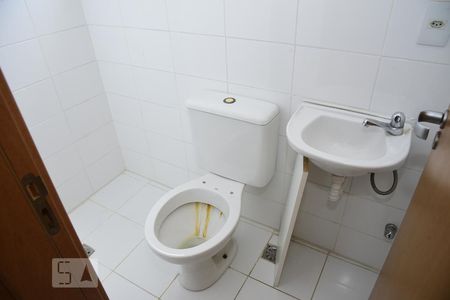 Casa de condomínio à venda com 115m², 3 quartos e 2 vagasBanheiro de Serviço