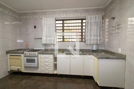 Casa à venda com 291m², 5 quartos e 2 vagas Casa à venda com 291m², 5 quartos e 2 vagasCozinha