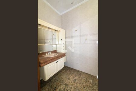 Casa à venda com 291m², 5 quartos e 2 vagas Casa à venda com 291m², 5 quartos e 2 vagasBanheiro