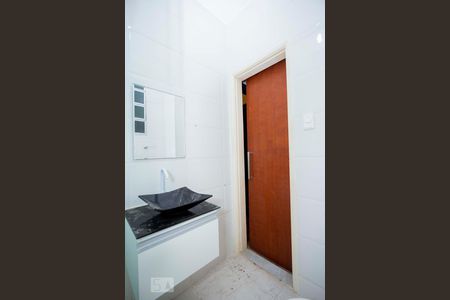 Banheiro de kitnet/studio para alugar com 1 quarto, 28m² em Botafogo, Rio de Janeiro