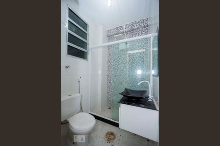 Banheiro de kitnet/studio para alugar com 1 quarto, 28m² em Botafogo, Rio de Janeiro