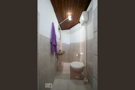 Banheiro de kitnet/studio para alugar com 1 quarto, 70m² em Jardim Atlântico, Florianópolis