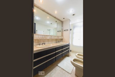 Apartamento à venda com 500m², 5 quartos e 3 vagasBanheiro da terceira suíte