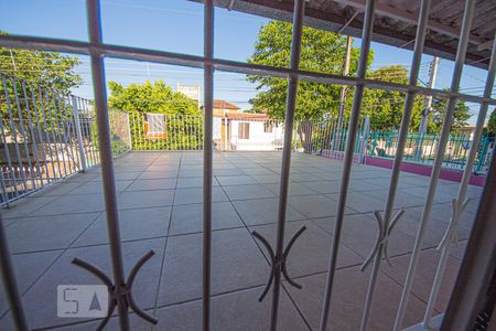 Casa para alugar com 110m², 3 quartos e 2 vagasSacada frente da casa 