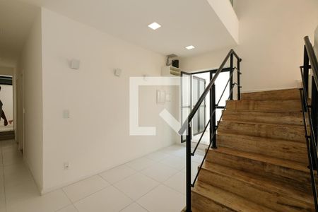 Casa à venda com 440m², 3 quartos e 1 vaga Casa à venda com 440m², 3 quartos e 1 vagaEscada