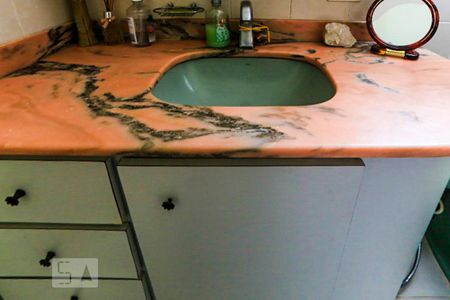 Casa à venda com 157m², 4 quartos e 2 vagasBanheiro