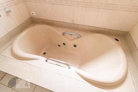 Casa de condomínio à venda com 316m², 4 quartos e 4 vagas Casa de condomínio à venda com 316m², 4 quartos e 4 vagasDetalhe do Banheiro do Corredor