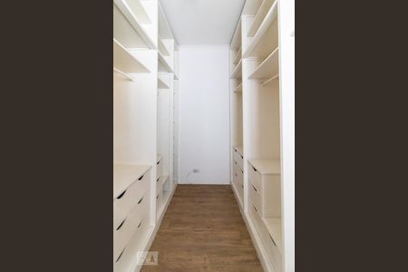 Casa de condomínio à venda com 316m², 4 quartos e 4 vagas Casa de condomínio à venda com 316m², 4 quartos e 4 vagasSuíte 2