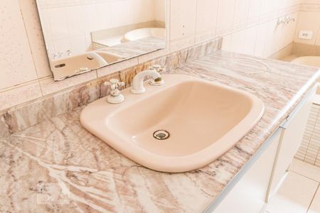 Casa de condomínio à venda com 316m², 4 quartos e 4 vagas Casa de condomínio à venda com 316m², 4 quartos e 4 vagasDetalhe do Banheiro do Corredor