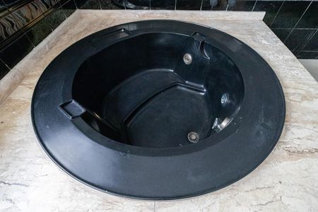 Casa de condomínio à venda com 316m², 4 quartos e 4 vagas Casa de condomínio à venda com 316m², 4 quartos e 4 vagasDetalhe do Banheiro da Suíte 2