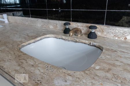 Casa de condomínio à venda com 316m², 4 quartos e 4 vagas Casa de condomínio à venda com 316m², 4 quartos e 4 vagasDetalhe do Banheiro da Suíte 2