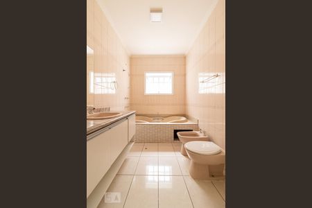 Casa de condomínio à venda com 316m², 4 quartos e 4 vagas Casa de condomínio à venda com 316m², 4 quartos e 4 vagasBanheiro do Corredor