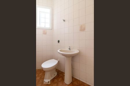 Casa de condomínio à venda com 316m², 4 quartos e 4 vagas Casa de condomínio à venda com 316m², 4 quartos e 4 vagasBanheiro do Quarto de Serviço