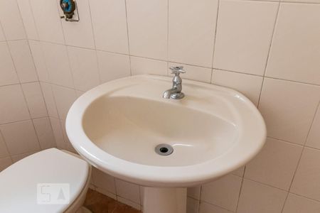 Casa de condomínio à venda com 316m², 4 quartos e 4 vagas Casa de condomínio à venda com 316m², 4 quartos e 4 vagasBanheiro do Quarto de Serviço