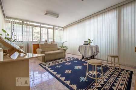 Casa à venda com 180m², 3 quartos e 2 vagas Casa à venda com 180m², 3 quartos e 2 vagasVaranda