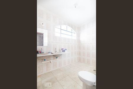 Casa à venda com 240m², 4 quartos e 2 vagas Casa à venda com 240m², 4 quartos e 2 vagasBanheiro
