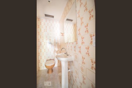 Casa à venda com 240m², 4 quartos e 2 vagas Casa à venda com 240m², 4 quartos e 2 vagasBanheiro 1