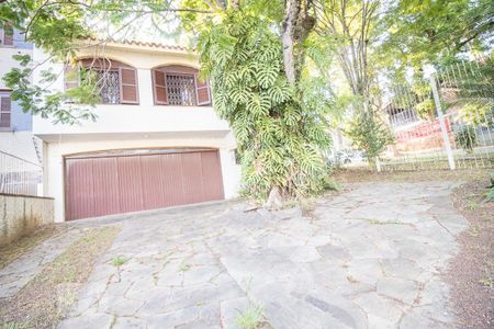Casa à venda com 240m², 4 quartos e 2 vagas Casa à venda com 240m², 4 quartos e 2 vagasFachada