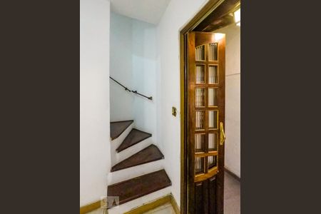 Casa à venda com 98m², 2 quartos e 2 vagasEscada