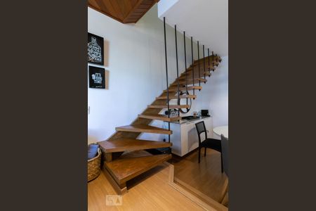 Apartamento para alugar com 76m², 1 quarto e 1 vaga Apartamento para alugar com 76m², 1 quarto e 1 vagaEscada