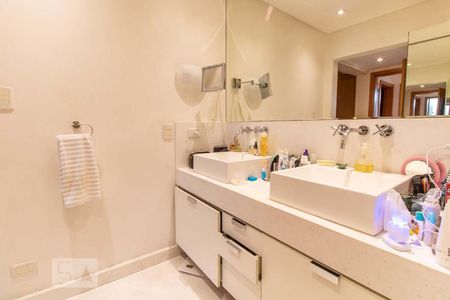 Apartamento à venda com 200m², 2 quartos e 2 vagasSuíte - Banheiro