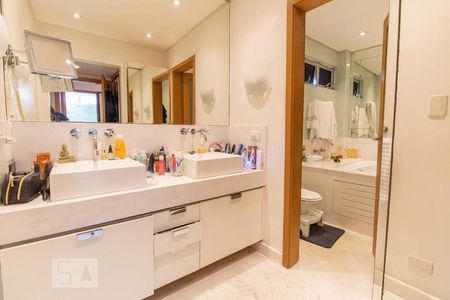 Apartamento à venda com 200m², 2 quartos e 2 vagasSuíte - Banheiro