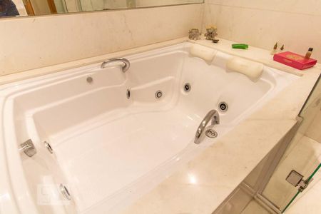 Apartamento à venda com 200m², 2 quartos e 2 vagasSuíte - Detalhe banheira