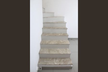 Casa de condomínio à venda com 69m², 2 quartos e 1 vagaEscada