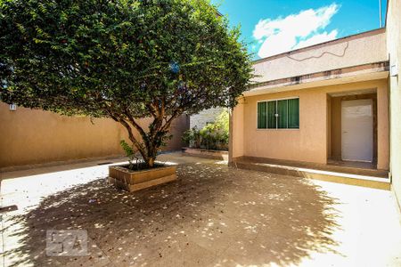 Casa à venda com 200m², 3 quartos e 3 vagas Casa à venda com 200m², 3 quartos e 3 vagasFachada