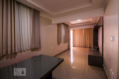 Casa à venda com 200m², 3 quartos e 3 vagas Casa à venda com 200m², 3 quartos e 3 vagasSala