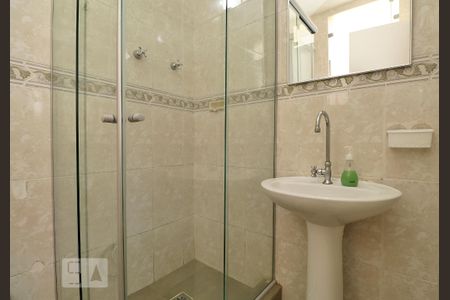 Banheiro. de kitnet/studio para alugar com 1 quarto, 22m² em Copacabana, Rio de Janeiro