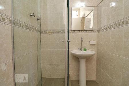 Banheiro. de kitnet/studio para alugar com 1 quarto, 22m² em Copacabana, Rio de Janeiro