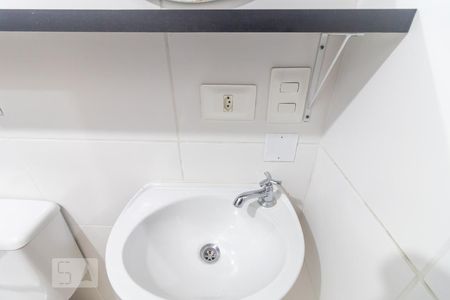 Pia banheiro de kitnet/studio para alugar com 1 quarto, 33m² em Centro, Curitiba