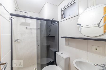 Banheiro de kitnet/studio para alugar com 1 quarto, 33m² em Centro, Curitiba
