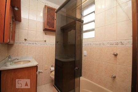 Banheiro de apartamento à venda com 1 quarto, 53m² em Floresta, Porto Alegre
