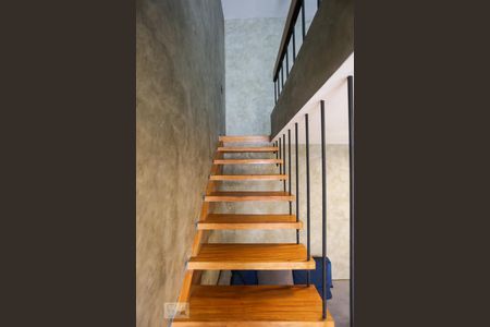 Escada de apartamento para alugar com 1 quarto, 65m² em Paraíso, São Paulo