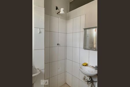 Banheiro de kitnet/studio para alugar com 1 quarto, 48m² em Centro, Campinas