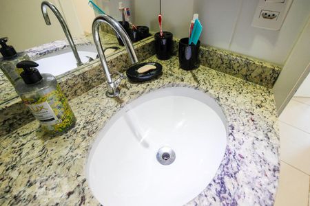 Apartamento para alugar com 64m², 2 quartos e 1 vagaDetalhe Banheiro Corredor