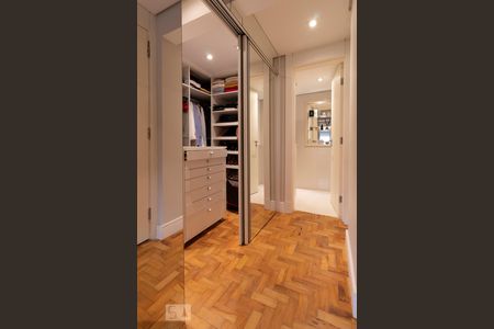 Apartamento à venda com 136m², 3 quartos e 1 vaga Apartamento à venda com 136m², 3 quartos e 1 vagaCloset